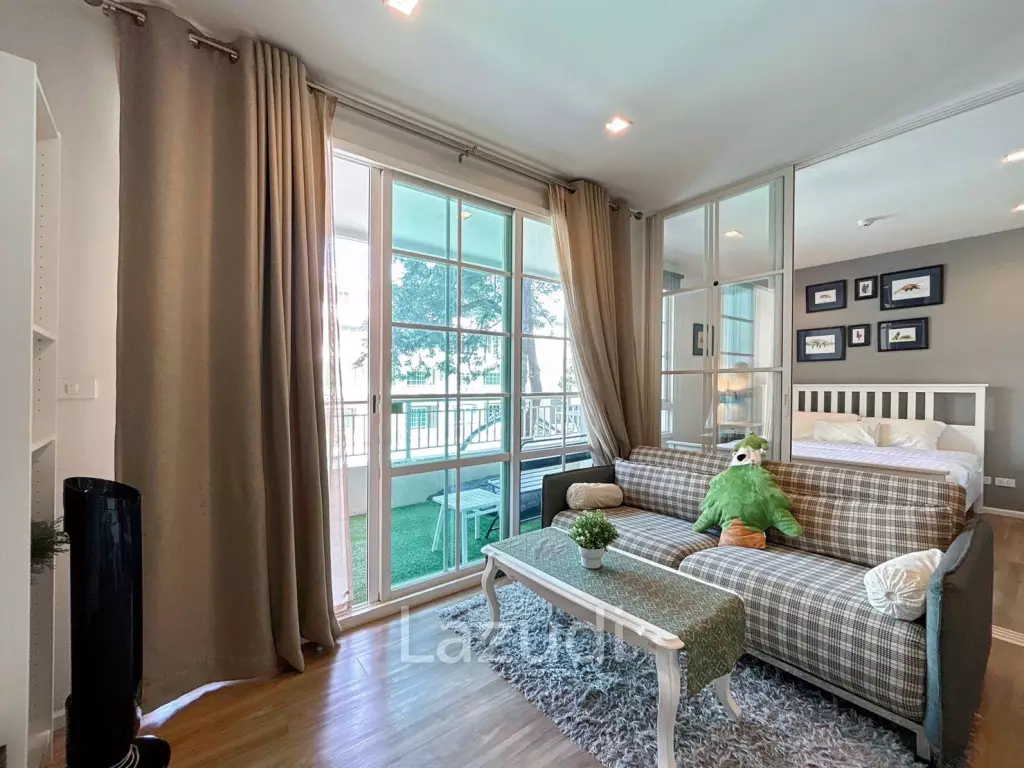 Autumn : 1 Bedroom Condo with Pool View