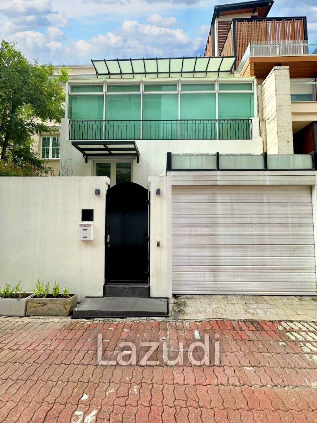 3 Bed 4 Bath 350 SQ.M Townhouse Soi Ruam Rudee