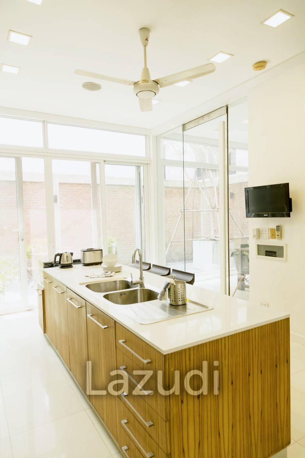 3 Bed 4 Bath 350 SQ.M Townhouse Soi Ruam Rudee