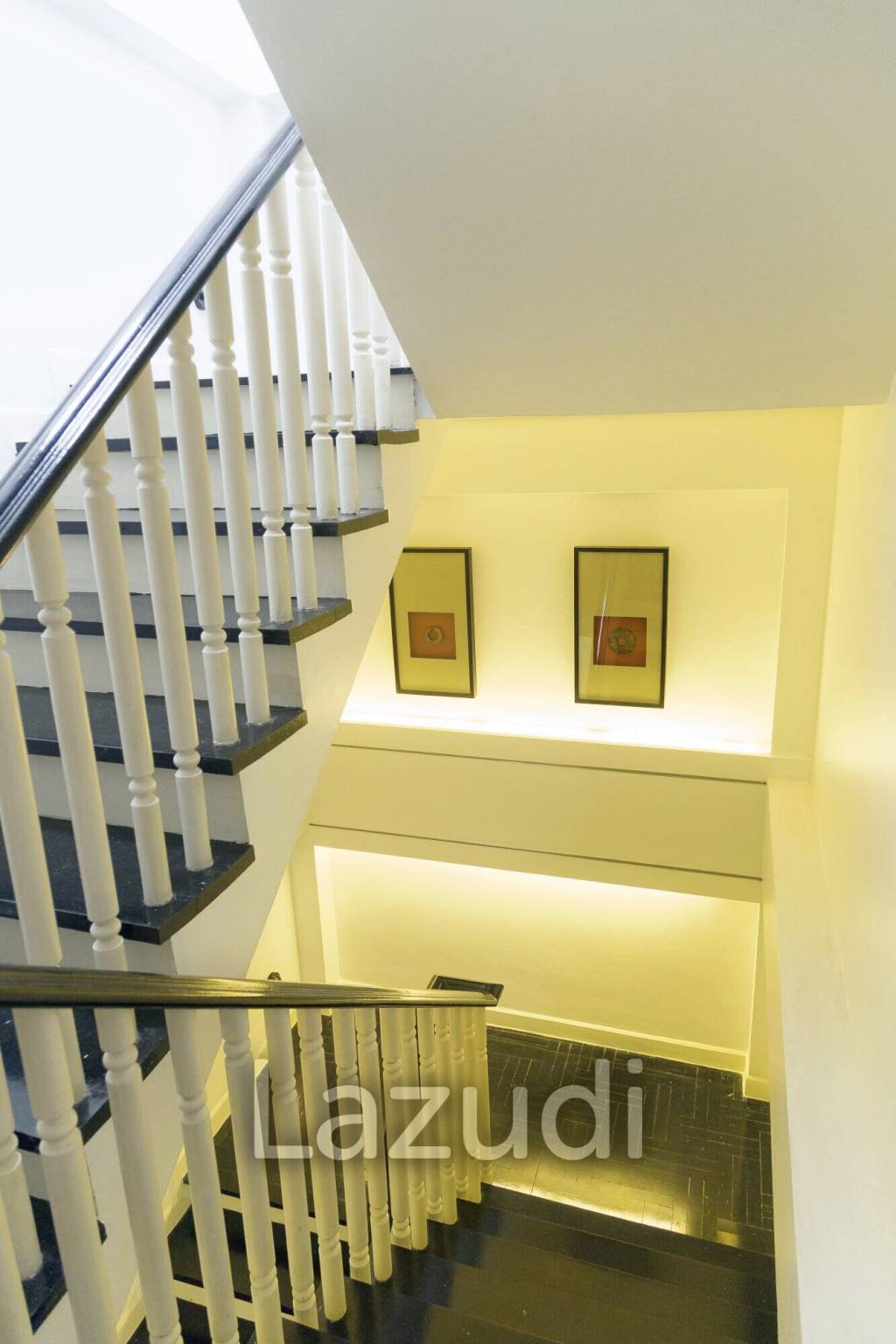 3 Bed 4 Bath 350 SQ.M Townhouse Soi Ruam Rudee