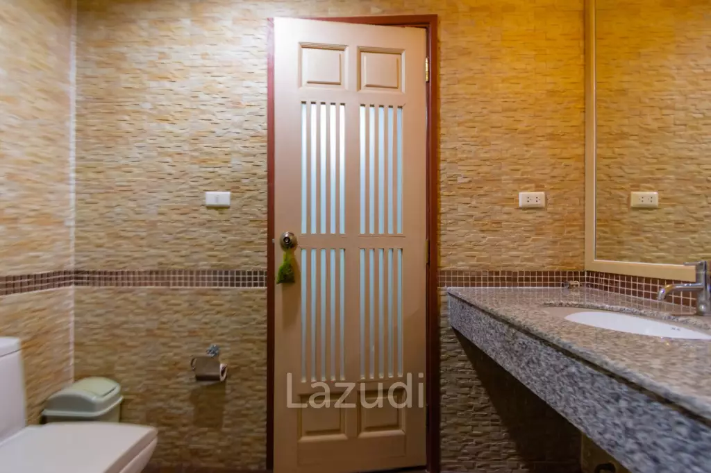 THE BEACH PALACE :  Studio room condo near the beach