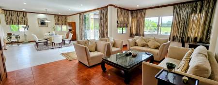 4 Beds Lake and Golf View Villa in Laguna