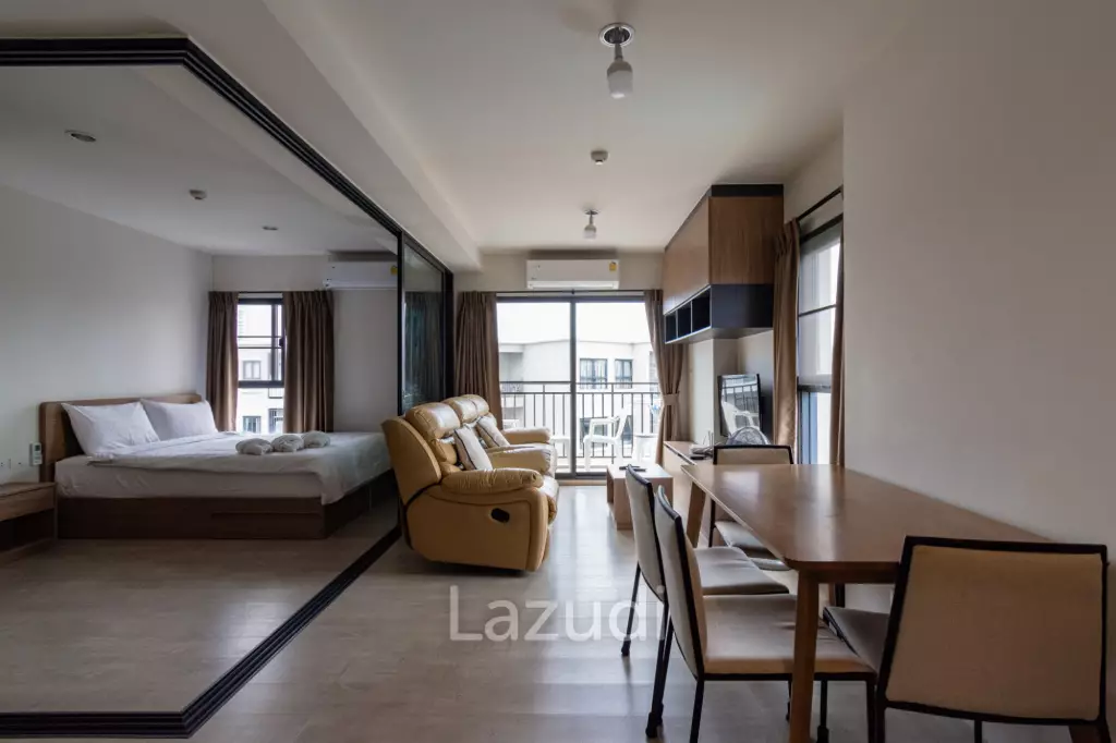 LA CASITA : 2 Bed Pool View condo in town