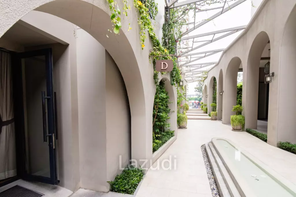 LA CASITA : 2 Bed Pool View condo in town