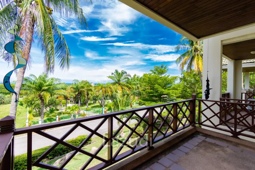 PALM HILLS CONDO : 3 Bed Condo with mountain and seaview