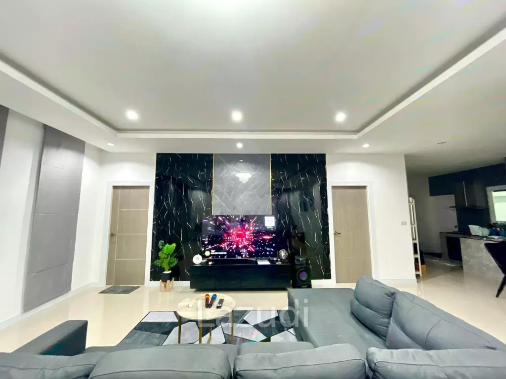 3 Beds 3 Baths 250 SQ.M. Pool Villa in Pattaya
