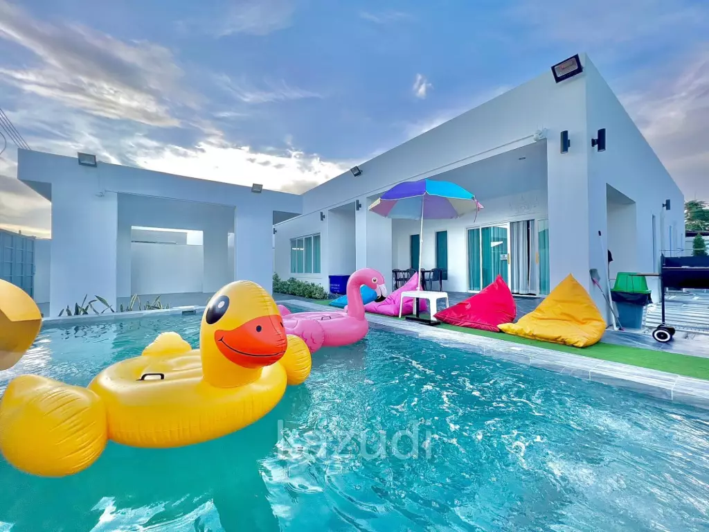3 Beds 3 Baths 250 SQ.M. Pool Villa in Pattaya