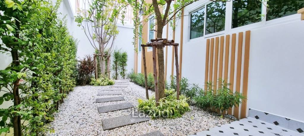 3 Bedrooms 4 Bathrooms 230 SQ.M. Narita Villa