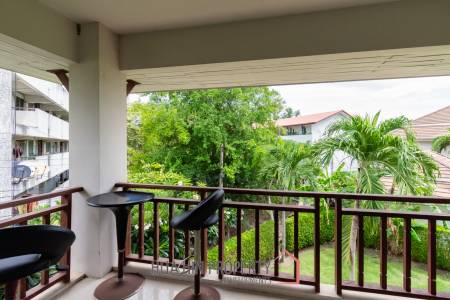 Corner townhouse with terrace close to city center