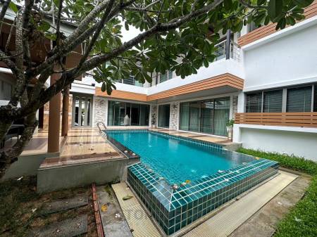 Pool 4 BR tropical villa in Chalong