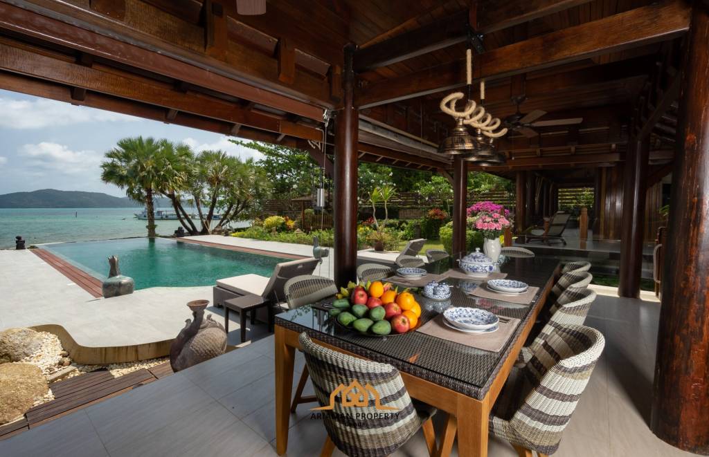 Luxury Traditional-Style Beachfront Villa