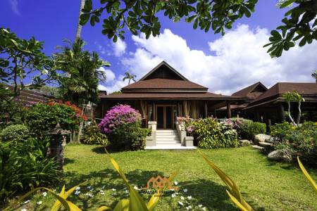 Luxury Traditional-Style Beachfront Villa