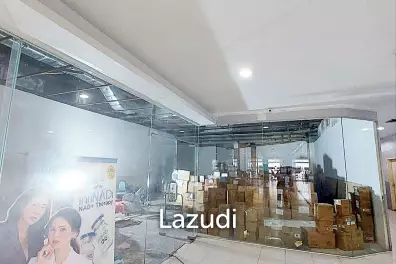 Retail space for rent in Watthana