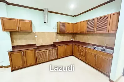 4-Story Building for Sale in Pattaya Nuea