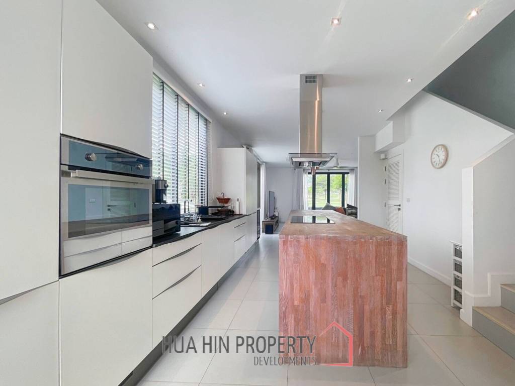 Black Mountain: 4-Story Townhouse Corner Unit