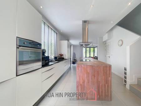 Black Mountain: 4-Story Townhouse Corner Unit