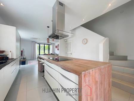 Black Mountain: 4-Story Townhouse Corner Unit