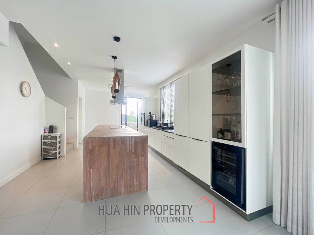 Black Mountain: 4-Story Townhouse Corner Unit