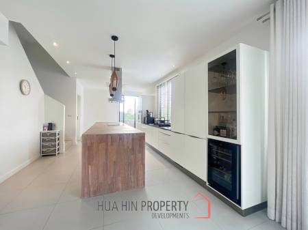 Black Mountain: 4-Story Townhouse Corner Unit