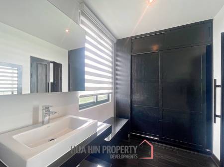 Black Mountain: 4-Story Townhouse Corner Unit
