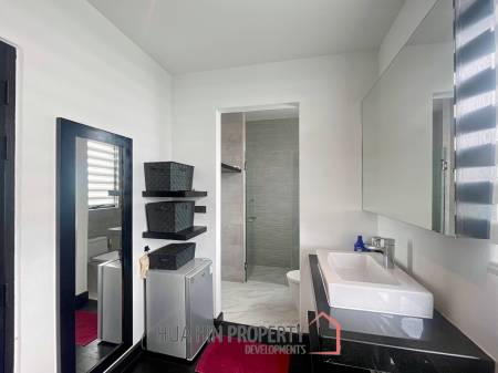 Black Mountain: 4-Story Townhouse Corner Unit
