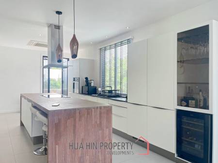 Black Mountain: 4-Strory Townhouse Corner Unit