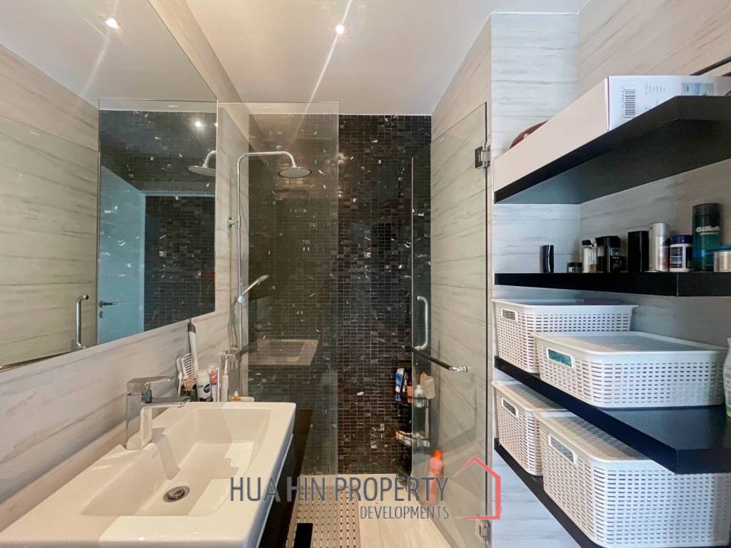 Black Mountain: 4-Strory Townhouse Corner Unit