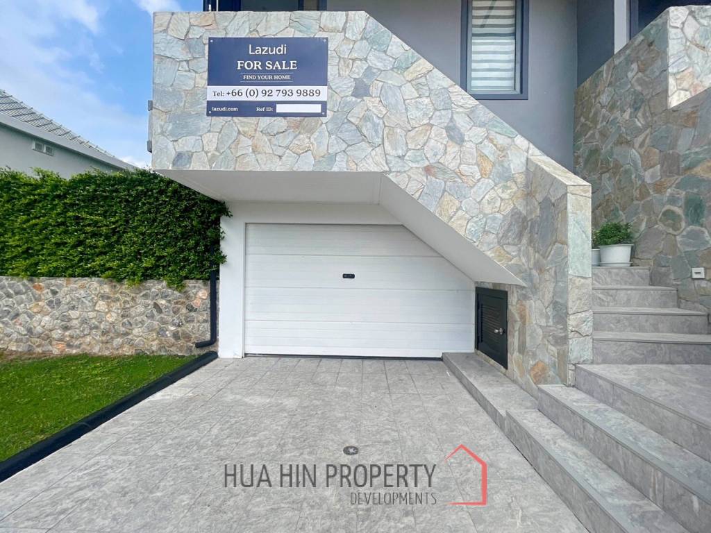 Black Mountain: 4-Strory Townhouse Corner Unit