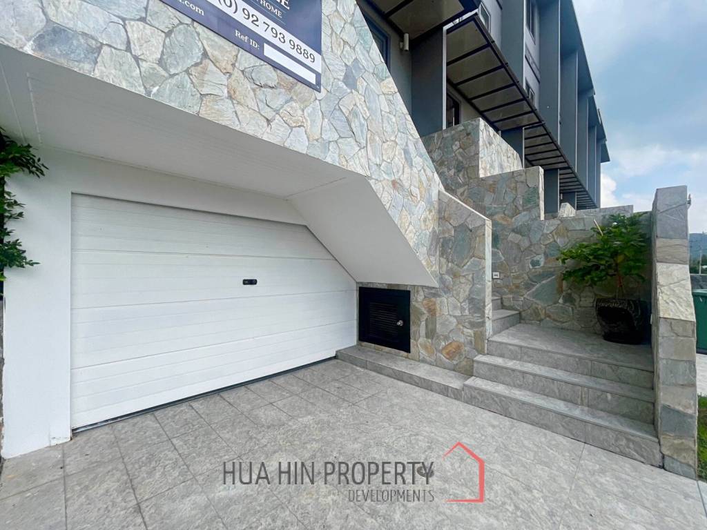 Black Mountain: 4-Strory Townhouse Corner Unit