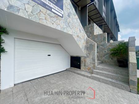 Black Mountain: 4-Strory Townhouse Corner Unit