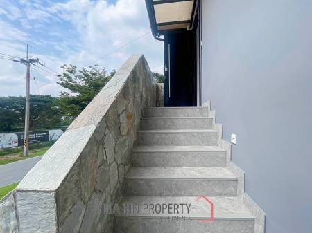Black Mountain: 4-Strory Townhouse Corner Unit