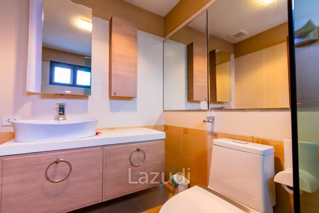 PALM HILLS :  Renoted 2 Bed Condo in the Golf Course