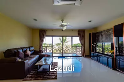 PALM HILLS :  Renoted 2 Bed Condo in the Golf Course