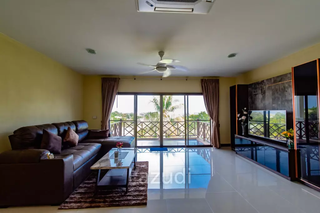 PALM HILLS :  Renoted 2 Bed Condo in the Golf Course