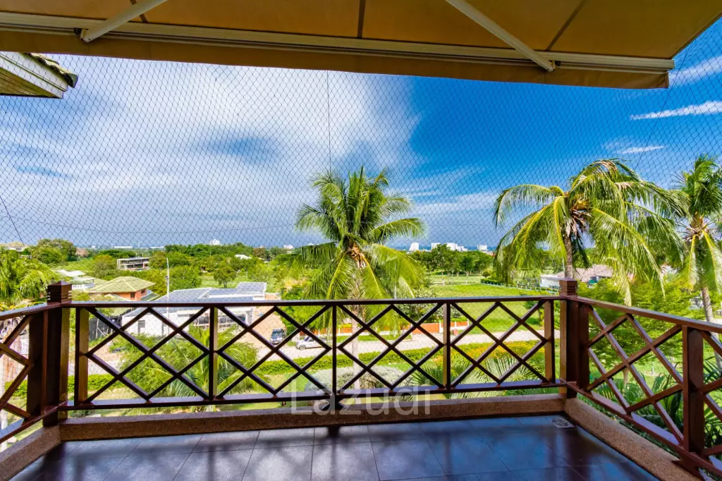 PALM HILLS :  Renoted 2 Bed Condo in the Golf Course