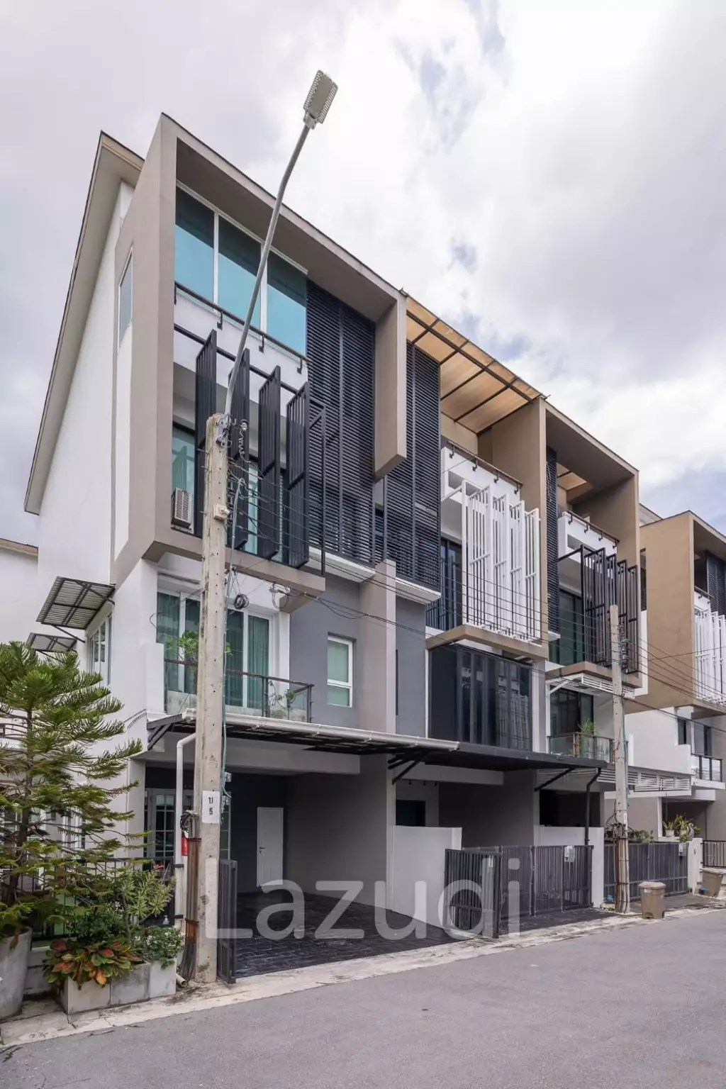3 Bed 3 Bath 280 SQ.M Bless town Sukhumvit 50