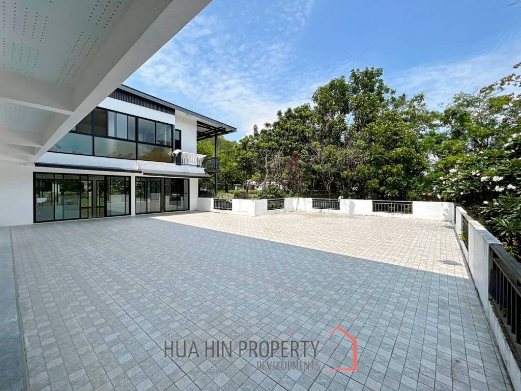 Stand Alone 5 Bedroom Villa On A Large Land Plot