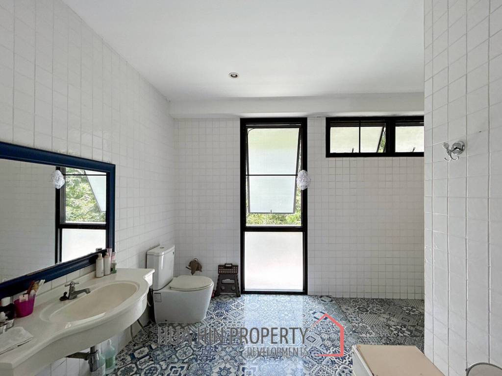 Stand Alone 5 Bedroom Villa On A Large Land Plot