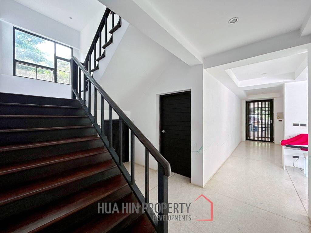 Stand Alone 5 Bedroom Villa On A Large Land Plot