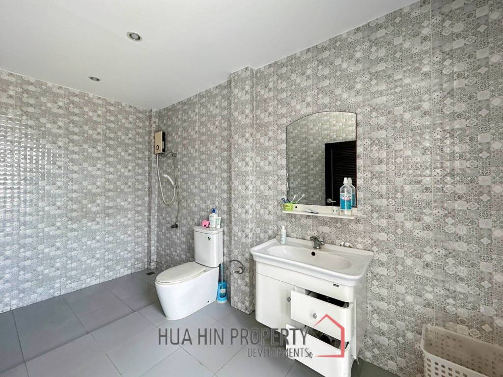 Stand Alone 5 Bedroom Villa On A Large Land Plot