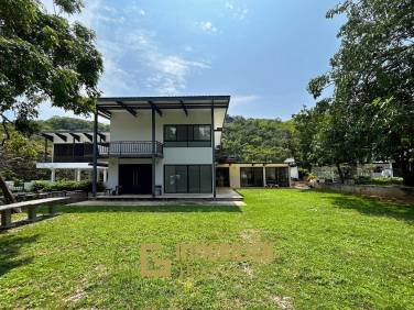 Stand Alone 5 Bedroom Villa On A Large Land Plot Stand Alone 5 Bedroom Villa On A Large Land Plot