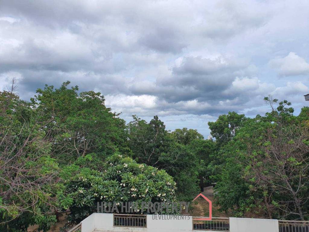 Stand Alone 5 Bedroom Villa On A Large Land Plot