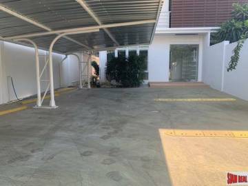 Four Storey Five Bedroom House for Sale with Lots of Parking in Ekkamai