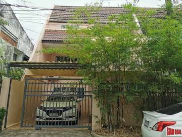 Three Storey Three Bedroom Townhouse for Sale in a Quiet Sukhumvit 39 Location