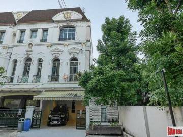 Baan Klang Krung Grande Vienna Rama 3 | Beautiful Three Bedroom, Three Level Townhouse for Sale in Bang Phongphang