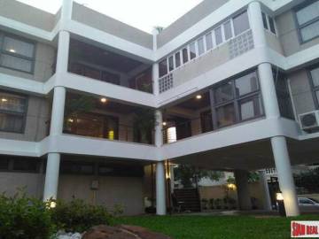 Large Four Storey House Suitable for Living and Office Space in Phrom Phong
