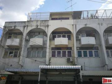 Four Bedroom House Ready for Renovation in Phra Khanong