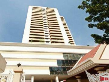 Oriental Towers Condo | Large Three Bedroom Family Condo with Pool and City Views in Ekkamai