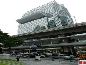 Life One Wireless | Luxury Class One Bedroom Condo with Unblocked City Views for Sale in Phloen Chit