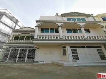 Three Storey Six Bedroom Home for Sale in an Excellent Sathupradit-Rama 3 Location
